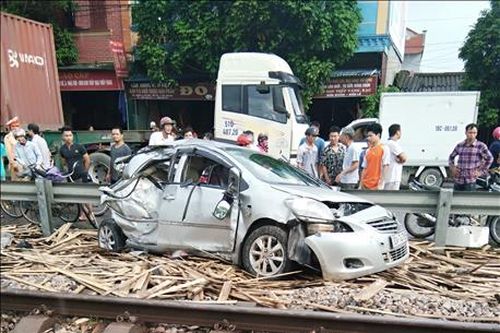 Ngành đường sắt kêu gọi dừng lại quan sát trước khi qua đường ngang