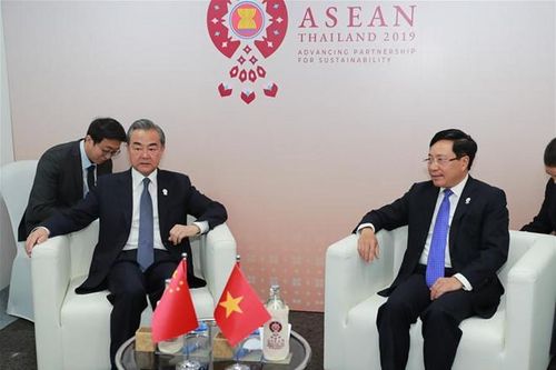 Phó thủ tướng nêu rõ các vấn đề trên Biển Đông với ông Vương Nghị