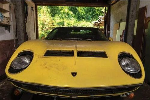 Siêu xe Lamborghini cổ phủ bụi nhiều năm rao giá gần 30 tỷ