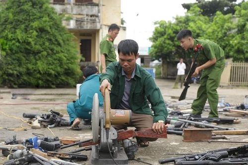 Huyện Hương Sơn tiêu hủy số lượng lớn đao kiếm, súng tự tạo, vật liệu nổ...