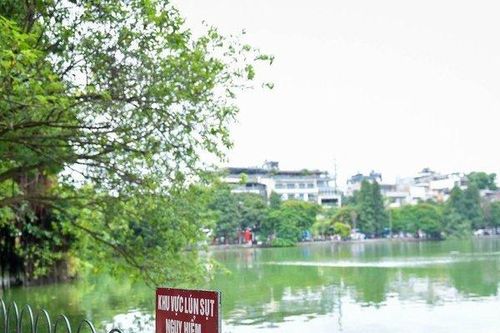 Dựng rào sắt, dựng biển cảnh báo sụt lún nguy hiểm khu bờ kè, đường dạo Hồ Gươm