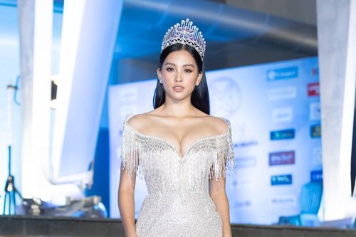 Hoa hậu Tiểu Vy mặc váy tôn ngực nóng bỏng tại Chung kết Miss World Việt Nam