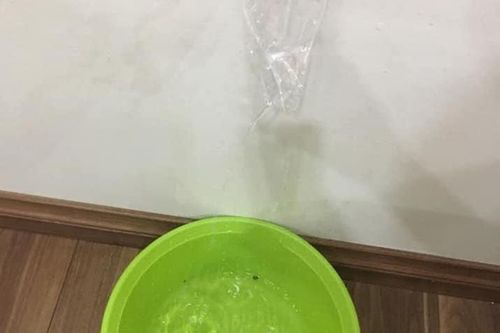 Hà Nội mưa xối xả, dân chung cư méo mặt hứng dột giữa lưng chừng trời