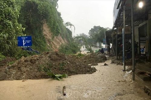 Mưa lũ làm nhiều tuyến đường Thanh Hóa sạt lở, 2 người bị chết và mất tích