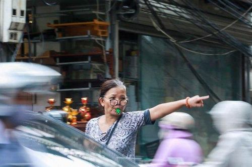 Vẻ đẹp của người phụ nữ làm 'cảnh sát giao thông' không công ở cổng viện Nhi Trung ương