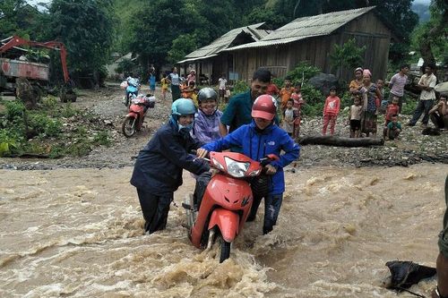 Thót tim nhìn giáo viên vùng cao Nghệ An vượt suối lũ đến trường