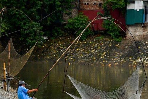 Người dân Thủ đô đổ xô ra sông cất vó, buông cần bắt cá sau mưa bão