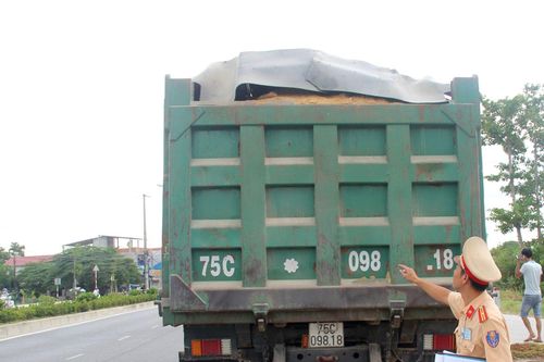 Chính trị - Xã hội Pháp luật - Cuộc sống Mạnh tay với xe chở vật liệu rơi vãi trên đường