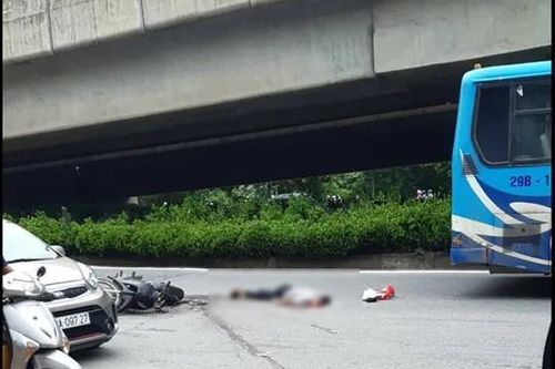 Xe buýt cán chết người trên đường phố Hà Nội