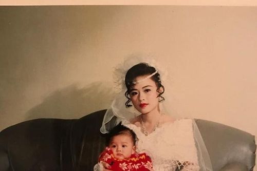 Đám cưới thập niên 90, cô dâu thay 4 váy cùng 'dàn siêu xe' khiến dân tình trầm trồ