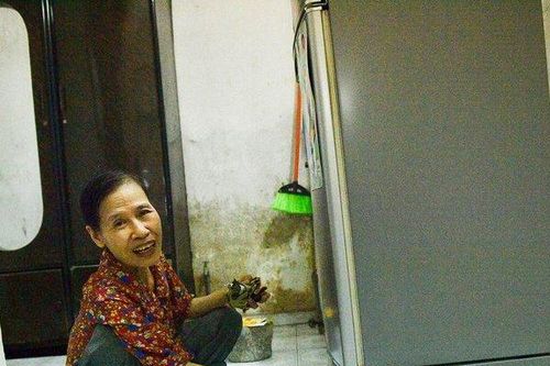 Cuộc sống khốn khổ của người dân Thủ đô bên cạnh con mương 'chết'
