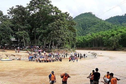 Dòng người 'liều mình' vượt sông vào cứu trợ bản vừa xảy ra trận lũ quét kinh hoàng