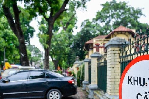 Hà Nội: CSGT xử lý hàng loạt ô tô dừng đỗ không đúng nơi quy định, cẩu nhiều xe về trụ sở