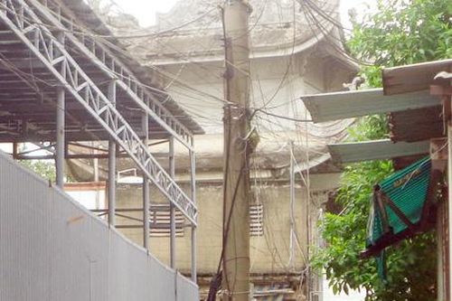 Trụ điện giữa hẻm