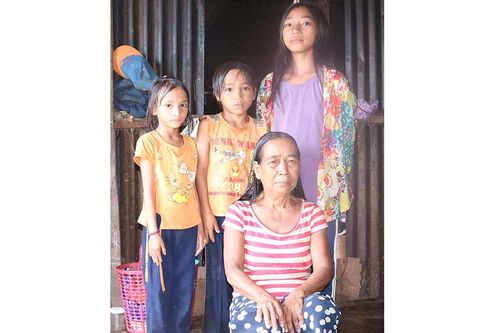 Thân già nuôi cháu mồ côi