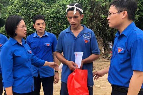 Cứu người trong mưa lũ, hai bạn trẻ được trao huy hiệu 'Tuổi trẻ dũng cảm'