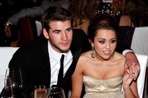 Miley Cyrus - Liam Hemsworth từng mặc gì khi mặn nồng bên nhau?