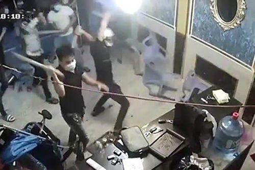 Điều tra vụ nhóm thanh niên mang hung khí xông vào đập phá nhà hàng ở trung tâm TP.HCM
