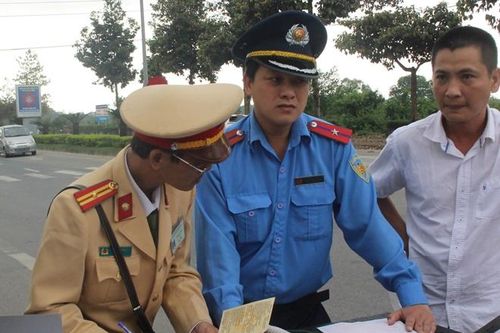 Ra quân xử lý ôtô hoạt động trá hình, vận tải hành khách trái phép