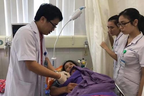 Sản phụ 'đẻ rơi' được cấp cứu tại sảnh bệnh viện