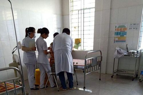 Vợ chồng cãi vã khiến con hai tuổi phải nhập viện cấp cứu