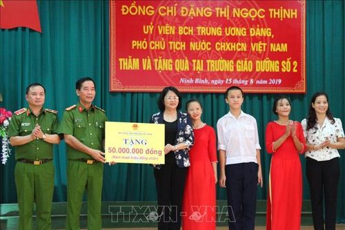 Phó Chủ tịch nước thăm và tặng quà trẻ em Trường Giáo dưỡng số 2