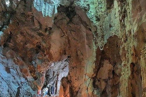 Hướng dẫn viên nhổ nước bọt xuống đầu du khách