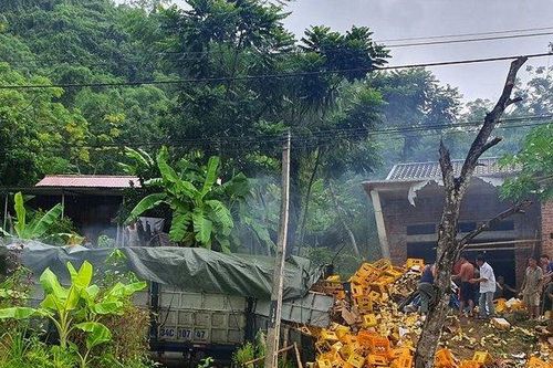 Kinh hoàng xe chở bia lao vào nhà dân khiến 2 người chết tại chỗ