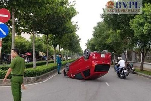 Taxi công nghệ tông dải phân cách lật ngửa, nữ hành khách nguy kịch