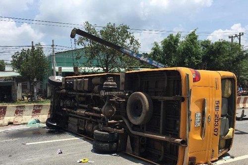 Lật xe khách trên quốc lộ, hàng chục người hoảng loạn kêu cứu