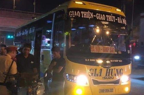 Từ phản ánh qua Facebook, CSGT Hà Nội bắt xe khách 29 chỗ nhồi 45 người