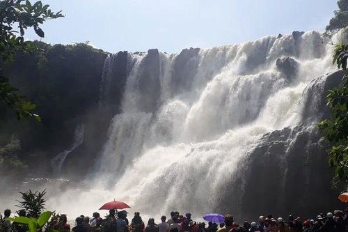 Hàng trăm người tìm kiếm 3 thanh niên bị nước cuốn trôi