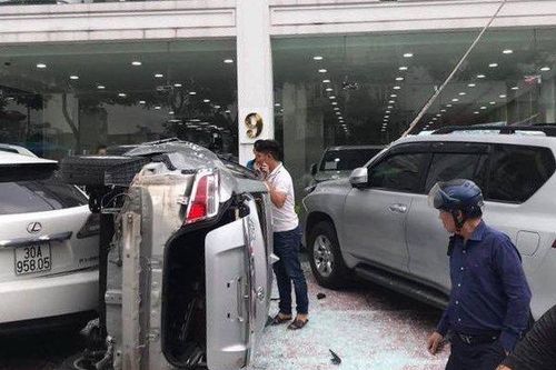 Hà Nội: Nhân viên showroom ô tô đạp nhầm chân ga lao từ tầng 2 xuống đất