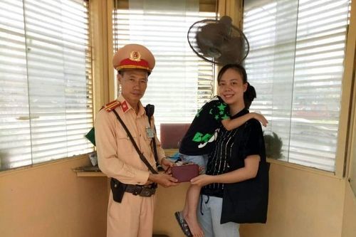Hà Nội: CSGT trả lại ví cho người đánh rơi