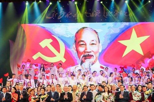 Thủ tướng Nguyễn Xuân Phúc dự chương trình nghệ thuật 'Lời Bác dặn trước lúc đi xa'