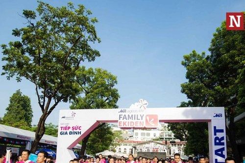Diễn viên Mạnh Trường cùng hàng trăm gia đình trẻ hào hứng tham gia giải chạy bộ bán chuyên