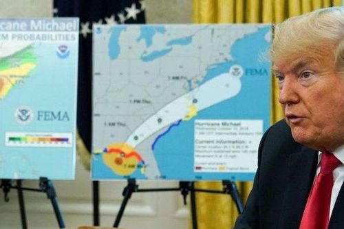 Tổng thống Trump gây sốc với ý tưởng 'thả bom hạt nhân' để ngăn bão tấn công nước Mỹ?