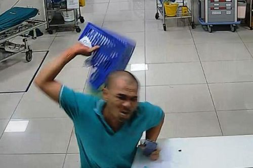 Vừa nhập viện, bệnh nhân bất ngờ lao vào đánh điều dưỡng viên