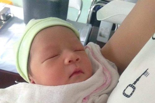 Bé gái sơ sinh 3 ngày tuổi bị bỏ rơi bên vệ đường ở Hải Phòng