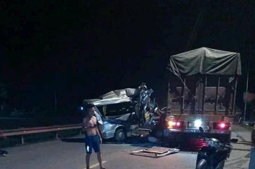 Hưng Yên: Xe khách tông xe container, nhiều người bị thương
