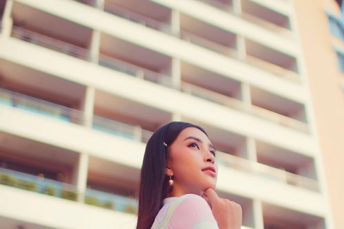 Hoa hậu Tiểu Vy khoe đường cong cơ thể tuyệt đẹp với áo dài