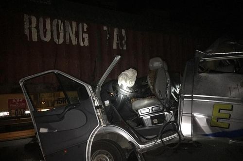 Hưng Yên: Xe container va chạm ô tô khách, nhiều người bị thương