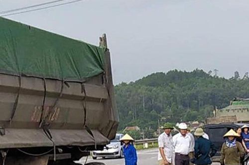 Xe máy va chạm xe tải trên đường N5, vợ tử vong, chồng bị thương nặng
