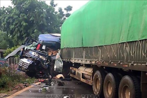 Va chạm với xe đầu kéo khiến đầu xe tải nát bét, lái xe bị tử vong