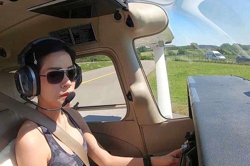Hoàng quý phi Thái Lan bắn súng, nhảy dù như đặc nhiệm chuyên nghiệp