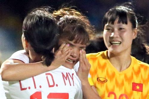 Người hâm mộ vui mừng khi tuyển nữ Việt Nam thắng Thái Lan