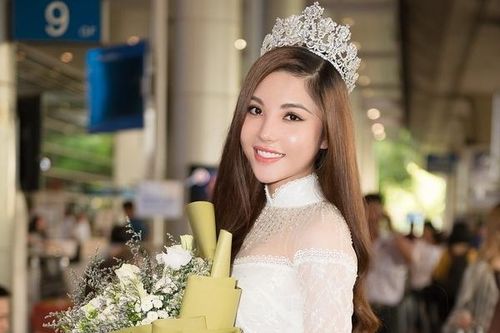 Mỹ Huyền mặc áo dài, đội vương miện về nước sau đăng quang hoa hậu