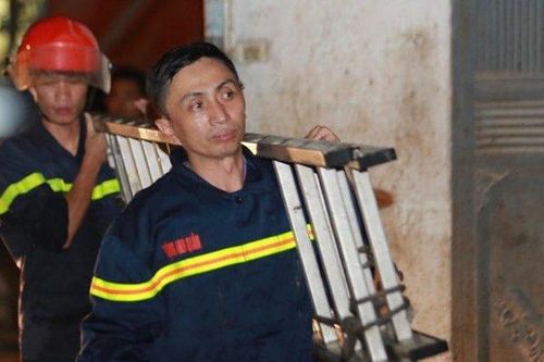 Cháy lớn tại Công ty CP bóng đèn phích nước Rạng Đông ở Hà Nội: Đêm không ngủ của các chiến sĩ PCCC
