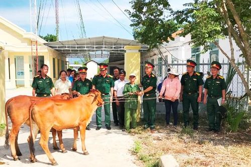 Tặng bò giống cho 2 hộ nghèo xã Khánh Hiệp