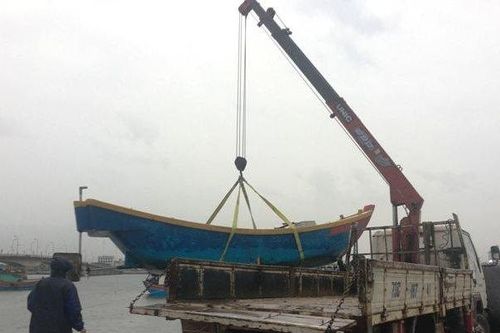 Quảng Bình cấm tàu thuyền hoạt động trên biển